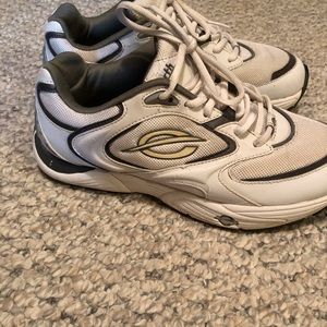 Earth brand athletic shoes